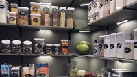Penggunaan stoples dan wadah bening dengan stiker informasi yang ditempel membuat pencarian bahan makanan di storage walk-in jadi gampang. ADa pasta, kacang-kacangan, roti, hingga ragam tepung. Foto: Twitter @INTERIORHUB3