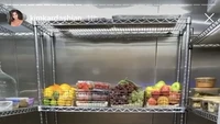 Kim Kardashian, salah satu pesohor yang pamer punya kulkas walk-in. Ia memperlihatkan ruangan kulkasnya yang penuh banyak buah, sayur, dan bahan makanan sehat lain. Foto: Instagram kimkardashian