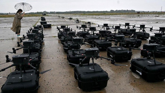 Drone-drone Ukraina Siap Intai Pasukan Rusia Ukraina telah membeli drone DJI Matrice 300 untuk melawan Rusia. Nantinya drone-drone itu akan digunakan untuk mengintai pergerakan pasukan Rusia.