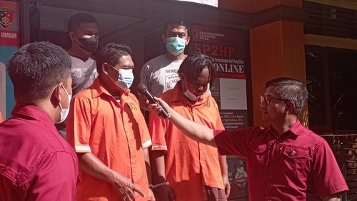 Dua pelaku pembobolan Alfamart di Jalan Siligita Nomor 55, Kelurahan Benoa, Kecamatan Kuta Selatan, Kabupaten Badung dihadirkan saat konferensi pers oleh Ditreskrimum Polda Bali, Kamis (4/8/2022).