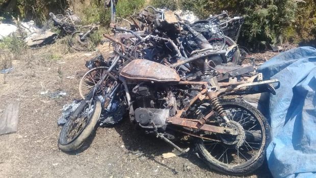 Sekelompok orang tak dikenal (OTK) menyerang Dusun Baban Timur, Desa Mulyorejo, Kecamatan Silo, Jember. Mereka membakar rumah, motor, hingga mobil milik warga.