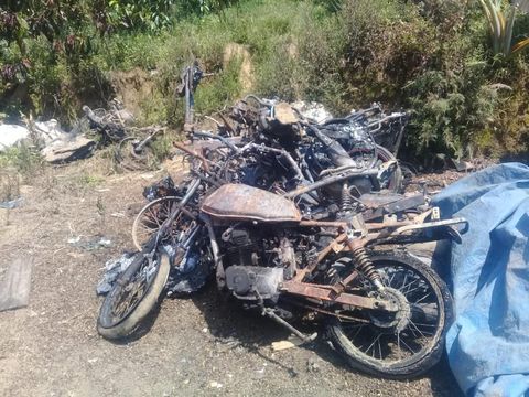 Sekelompok orang tak dikenal (OTK) menyerang Dusun Baban Timur, Desa Mulyorejo, Kecamatan Silo, Jember. Mereka membakar rumah, motor, hingga mobil milik warga.