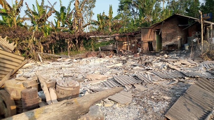 Sekelompok orang tak dikenal (OTK) menyerang Dusun Baban Timur, Desa Mulyorejo, Kecamatan Silo, Jember. Mereka membakar rumah, motor, hingga mobil milik warga.