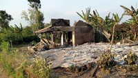 Bekas rumah warga Dusun Baban Timur yang dibakar OTK, Sabtu (30/7)/Foto: Istimewa