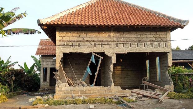Sekelompok orang tak dikenal (OTK) menyerang Dusun Baban Timur, Desa Mulyorejo, Kecamatan Silo, Jember. Mereka membakar rumah, motor, hingga mobil milik warga.