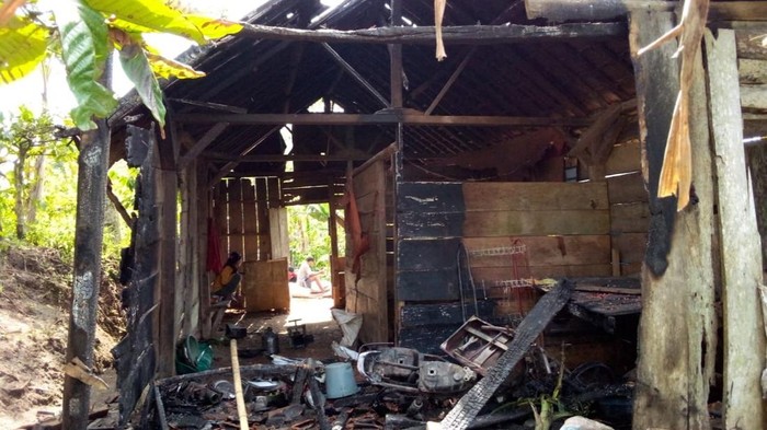 Sekelompok orang tak dikenal (OTK) menyerang Dusun Baban Timur, Desa Mulyorejo, Kecamatan Silo, Jember. Mereka membakar rumah, motor, hingga mobil milik warga.