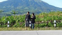 Duta juga terlihat santai dengan sarungnya. Foto: Instagram