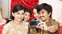 Duta mengenakan batik saat hadir di sebuah pesta bersama keluarganya. Foto: Instagram