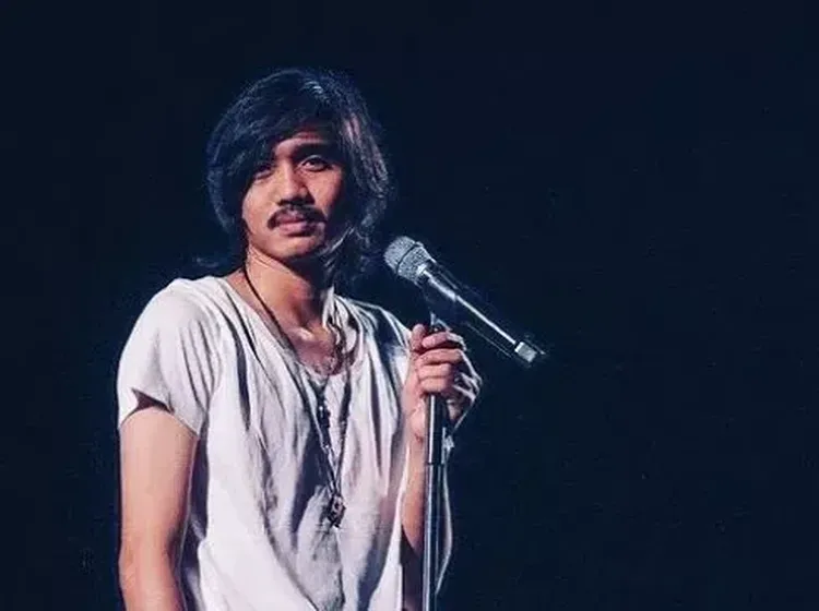 Gaya Sederhana Duta Sheila On 7, Sarungan hingga Santai Jajan Cilok