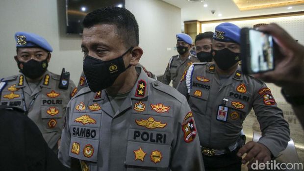 Irjen Ferdy Sambo akhirnya selesai diperiksa oleh Dittipidum Bareskrim Polri. Sambo keluar dari kantor Dittipidum setelah diperiksa tujuh jam.
