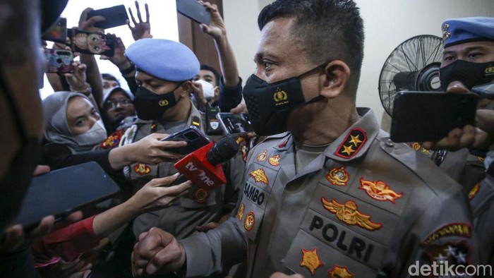 Irjen Ferdy Sambo akhirnya selesai diperiksa oleh Dittipidum Bareskrim Polri. Sambo keluar dari kantor Dittipidum setelah diperiksa tujuh jam.