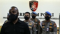 Kamis (4/8), Esok harinya, Irjen Ferdy Sambo menjalani pemeriksaan di Bareskrim Polri pada 4 Agustus 2022. Ia juga meminta maaf atas dugaan pembunuhan yang terjadi di rumah dinasnya tersebut. Iajuga menyampaikan belasungkawa kepada keluarga Brigadir Yoshua. Dia berharap keluarga Brigadir Yoshua diberi kekuatan menghadapi insiden ini. Rifkianto Nugroho/detikcom