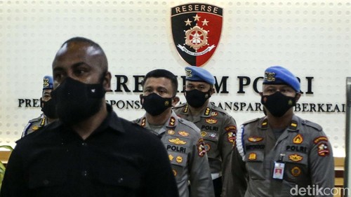 Irjen Ferdy Sambo akhirnya selesai diperiksa oleh Dittipidum Bareskrim Polri. Sambo keluar dari kantor Dittipidum setelah diperiksa tujuh jam.