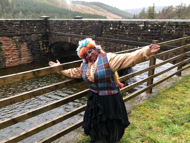 Setelah sekian lama tampil di festival aku tidak pernah punya masalah dengan lisensi aku selalu mencoba yang terbaik untuk publik. Aku ingin ada di festival setiap hari tapi kami diusir itu tidak adil. Bagaimana aku akan membayar tagihanku sekarang? Selama lockdown semuanya berhenti dan kami banyak kehilangan.Tahun ini adalah tahun pertama festival penuh sejak 2019 dan aku sedih ketinggalan dua minggu, ungkapnya.Foto: Instagram @mostpiercedwomanelainedavidson