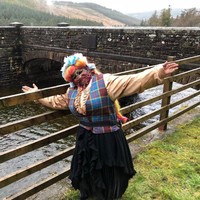 Setelah sekian lama tampil di festival aku tidak pernah punya masalah dengan lisensi aku selalu mencoba yang terbaik untuk publik. Aku ingin ada di festival setiap hari tapi kami diusir itu tidak adil. Bagaimana aku akan membayar tagihanku sekarang? Selama lockdown semuanya berhenti dan kami banyak kehilangan.Tahun ini adalah tahun pertama festival penuh sejak 2019 dan aku sedih ketinggalan dua minggu, ungkapnya.Foto: Instagram @mostpiercedwomanelainedavidson