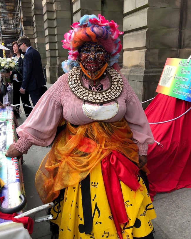 Ia juga pernah tergabung dalam sirkus yang menunjukkan kemampuannya sulap fakir, seperti jalan di paku dan pecahan kaca hingga tindik. Karena itu, mata pencahariannya belakangan terancam. Wanita berpenampilan unik tersebut mengaku kesulitan mendapat uang.Foto: Instagram @mostpiercedwomanelainedavidson