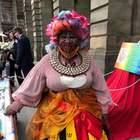 Ia juga pernah tergabung dalam sirkus yang menunjukkan kemampuannya sulap fakir, seperti jalan di paku dan pecahan kaca hingga tindik. Karena itu, mata pencahariannya belakangan terancam. Wanita berpenampilan unik tersebut mengaku kesulitan mendapat uang.Foto: Instagram @mostpiercedwomanelainedavidson