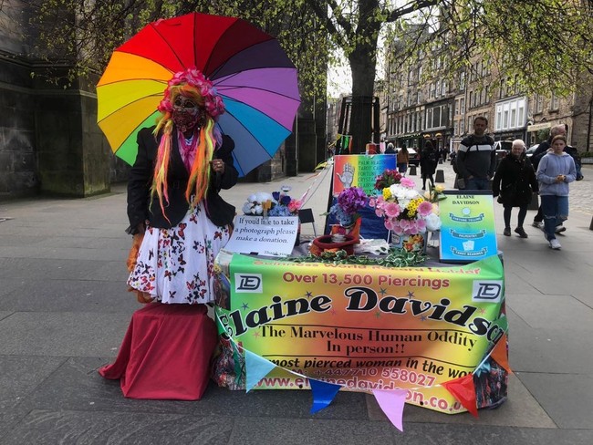Sebelum kecanduan tindik, Elaine sempat menjadi perawat dan sempat membuka restoran. Tapi belakangan wanita itu lebih dikenal sebagai cenayang, peramal dan pembaca tarot. Foto: Instagram @mostpiercedwomanelainedavidson