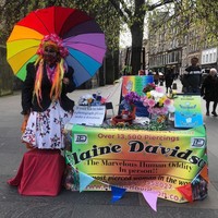 Sebelum kecanduan tindik, Elaine sempat menjadi perawat dan sempat membuka restoran. Tapi belakangan wanita itu lebih dikenal sebagai cenayang, peramal dan pembaca tarot. Foto: Instagram @mostpiercedwomanelainedavidson