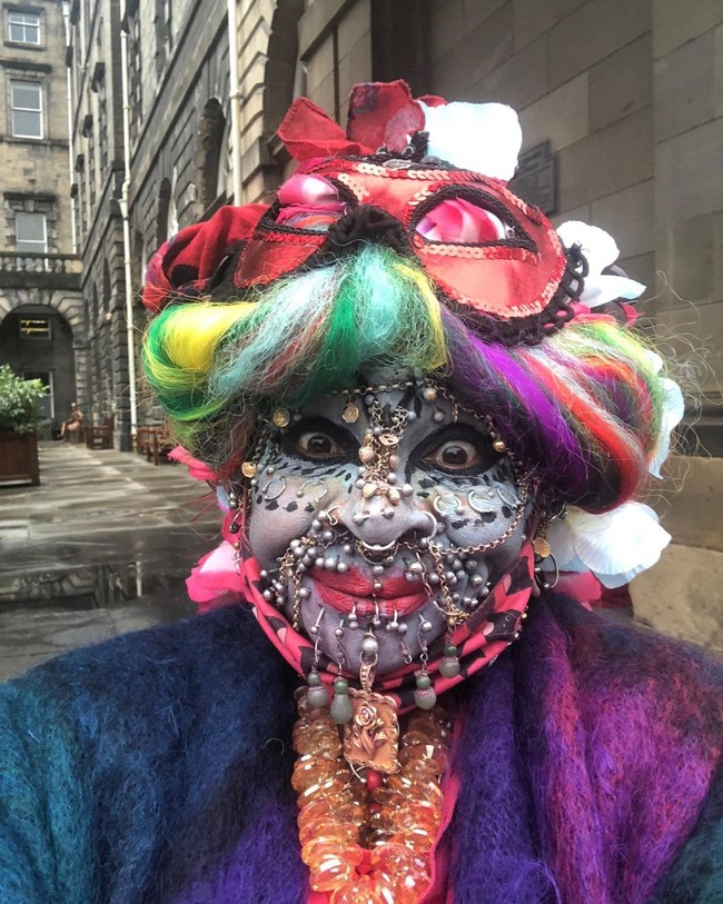 Aku tidak suka ditindik tapi untuk memecahkan rekor karena harus mendapat tingkat tinggi. Aku ingin memecahkan rekor. Keluargaku sendiri bahkan tidak suka tato atau tindik, ujar Elaine.Foto: Instagram @mostpiercedwomanelainedavidson