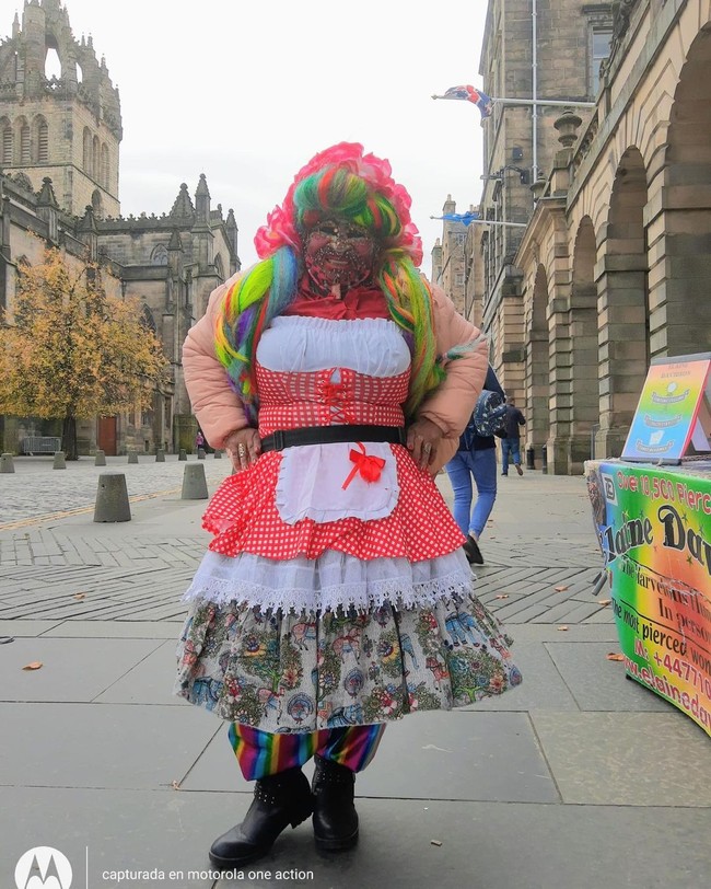 Karena penampilannya yang tidak biasa, Elaine sayangnya harus kesulitan mencari pekerjaan terlebih setelah pandemi Corona. Kondisi itu semakin diperparah dengan ditolaknya lisensi Elaine untuk tampil di Edinburgh Festival Fringe, sebuah festival seni. Wanita tersebut kesal karena selama 20 tahun tidak pernah bermasalah dengan lisensi.Foto: Instagram @mostpiercedwomanelainedavidson