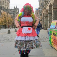 Karena penampilannya yang tidak biasa, Elaine sayangnya harus kesulitan mencari pekerjaan terlebih setelah pandemi Corona. Kondisi itu semakin diperparah dengan ditolaknya lisensi Elaine untuk tampil di Edinburgh Festival Fringe, sebuah festival seni. Wanita tersebut kesal karena selama 20 tahun tidak pernah bermasalah dengan lisensi.Foto: Instagram @mostpiercedwomanelainedavidson