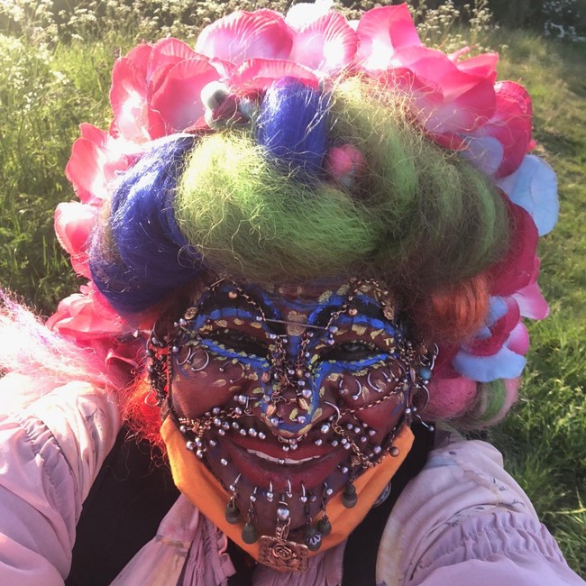 Ia mengaku masih terpikir untuk menancapkan tindikan lagi meski semua aksesorinya sudah seberat 3 kg.Foto: Instagram @mostpiercedwomanelainedavidson