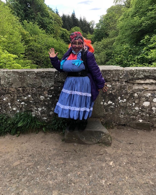 Wanita asal Brasil yang tinggal di Inggris tersebut kecanduan menambahkan tindik di tubuhnya. Tak hanya di telinga atau hidung, Elaine juga menindik tubuhnya di area lain, seperti dahi, dagu, tangan, dan area kemaluan. Foto: Instagram @mostpiercedwomanelainedavidson
