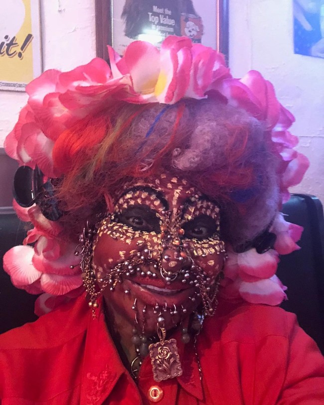 Elaine Davidson adalah pemegang rekor dunia Guinness sebagai wanita dengan tindikan terbanyak sejak 2003. Wanita tersebut memenuhi wajah dan bagian tubuhnya yang lain dengan lebih dari 11 ribu tindikan.Foto: Instagram @mostpiercedwomanelainedavidson