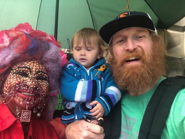 Sebelumnya Elaine Davidson sempat jadi perbincangan karena menikah dengan pria kaya. Tapi tampaknya hal itu tidak menjamin hidupnya akan selalu sejahtera. Baru-baru ini Elaine mengaku mengalami kesulitan finansial karena sulit mendapat pekerjaan.Foto: Instagram @mostpiercedwomanelainedavidson