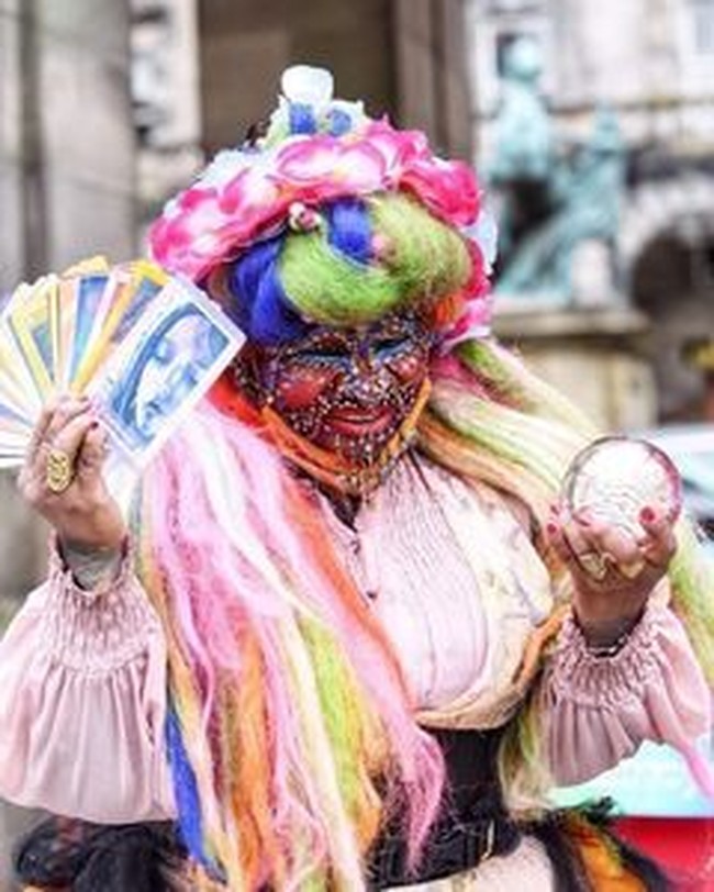 Alasan mengapa aku marah adalah karena COVID-19 semuanya tertinggal. Aku seniman dan seperti seniman lain aku perlu bekerja di festival untuk membayar tagihan dan hipotek, ujar Elaine.Foto: Instagram @mostpiercedwomanelainedavidson