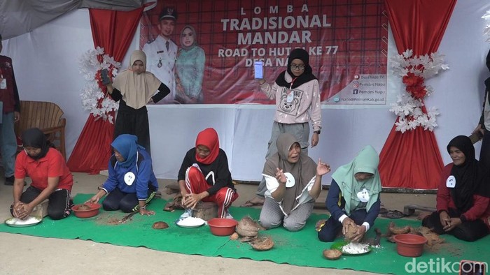 Emak-emak di Polman mengikuti lomba Makkellu Anjoro