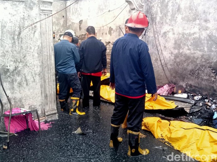 Empat orang tewas dalam insiden kebakaran rumah di Medan Belawan.