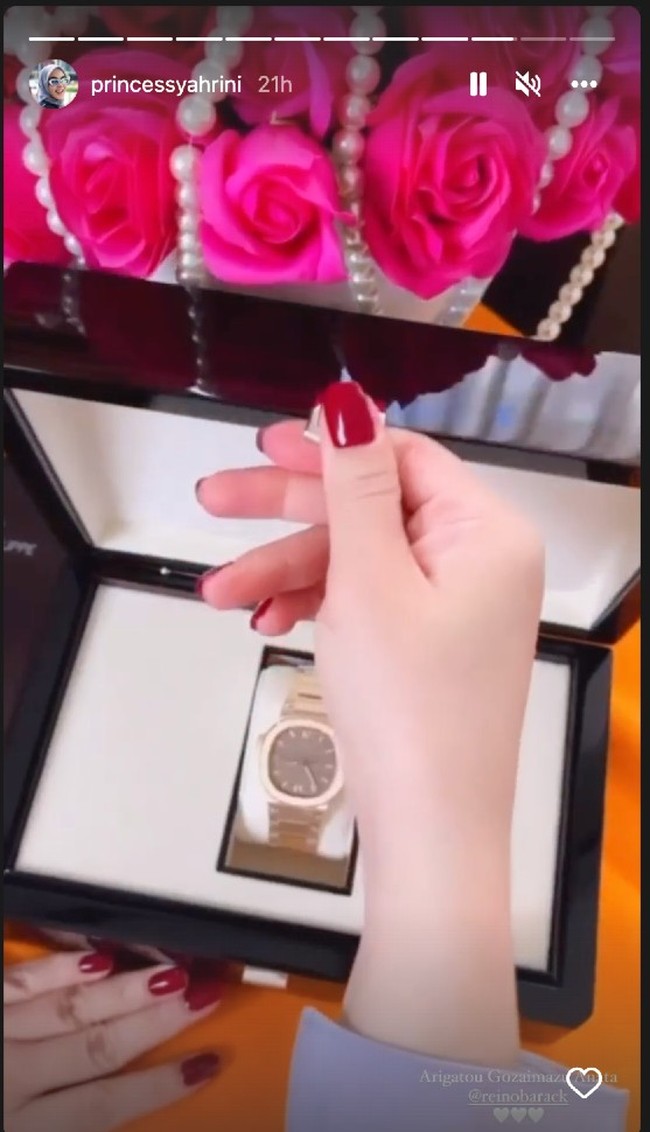 Dan inilah kado ulang tahun Syahrini dari sang suami, Reino Barack. Dalam unggahan di Instagram Story, Syahrini mengucapkan terimakasih pada Reino karena sudah memberinya kado jam tangan Patek Philippe yang harganya mencapai ratusan juta hingga miliaran rupiah. Foto: Dok. Instagram Syahrini