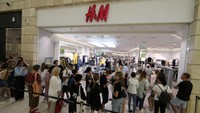 Pengunjung antre panjang di hari-hari terakhir H&M di Rusia. H&M mengatakan, tidak mungkin melanjutkan bisnisnya di Rusia di tengah ketegangan perang dengan Ukraina. H&M memiliki lebih dari 150 toko dan sekitar 6.000 staf di Rusia.