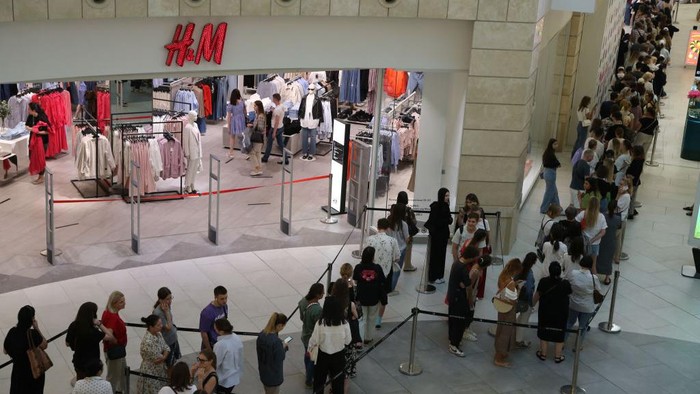 H&M Diserbu Warga Jelang Tutup Seluruh Gerai di Rusia MOSCOW, RUSSIA - AUGUST 3: (RUSSIA OUT) Shoppers stand in line to the entrance of the H&M store, August 3, 2022, in Moscow, Russia. Swedish retailer H&M reopened two stores in Moscow this week to sell off inventory after announcing the company would be exiting the Russian market due to Western sanctions and the military invasion of Ukraine. (Photo by Konstantin Zavrazhin/Getty Images)