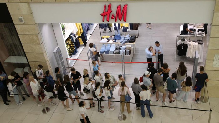 H&M Diserbu Warga Jelang Tutup Seluruh Gerai di Rusia MOSCOW, RUSSIA - AUGUST 3: (RUSSIA OUT) Shoppers stand in line to the entrance of the H&M store, August 3, 2022, in Moscow, Russia. Swedish retailer H&M reopened two stores in Moscow this week to sell off inventory after announcing the company would be exiting the Russian market due to Western sanctions and the military invasion of Ukraine. (Photo by Konstantin Zavrazhin/Getty Images)