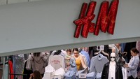 Pengunjung memilih koleksi baju di satu dari dua toko terakhir H&M yang masih buka. Sebelum menangguhkan penjualan, Rusia adalah pasar terbesar keenam H&M. H&M di Rusia menyumbang sekitar 4% dari penjualan grup pada kuartal keempat 2021. (Natalia Kolesnikova/AFP/Getty Images)