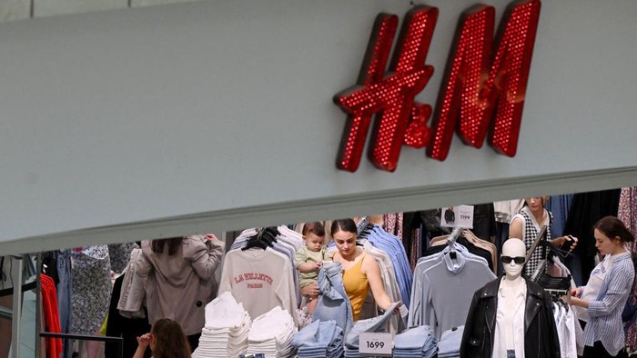 People shop at an H&M clothing store, which was reopened for the final sales before shuting down its business operations in Russia, at the Metropolis shopping centre in Moscow on August 3, 2022. (Photo by Natalia KOLESNIKOVA / AFP) (Photo by NATALIA KOLESNIKOVA/AFP via Getty Images)