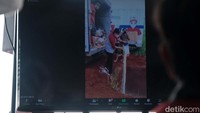 Hotman Paris memperlihatkan video petugas JNE mengubur beras di Sukmajaya, Depok, Jawa Barat.