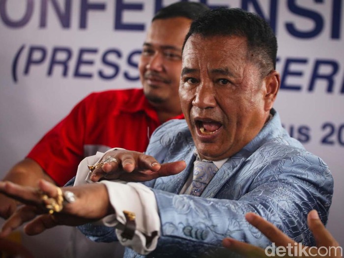 Pengacara Hotman Paris turun tangan menangani kasus beras bansos dikubur di Depok. Mewakili JNE, Hotman Paris bicara kejadian yang sempat viral tersebut.