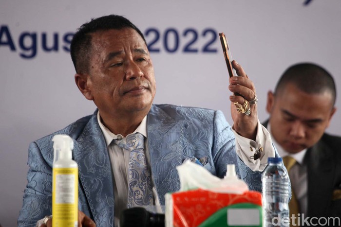Pengacara Hotman Paris turun tangan menangani kasus beras bansos dikubur di Depok. Mewakili JNE, Hotman Paris bicara kejadian yang sempat viral tersebut.