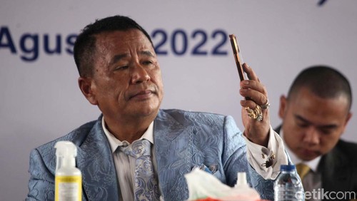 Pengacara Hotman Paris turun tangan menangani kasus beras bansos dikubur di Depok. Mewakili JNE, Hotman Paris bicara kejadian yang sempat viral tersebut.