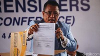 Pihak JNE dan Hotman Paris menunjukkan kardus-kardus berisi tanda tangan penerima beras bantuan presiden untuk warga Depok.
