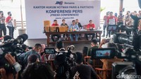 Hotman Paris mewakili perusahaan ekspedisi JNE dalam konferensi pers di kawasan Pluit, Jakarta Utara, Kamis (4/8/2022). Ia berbicara soal kejadian beras Bansos yang dikubur di Depok.
