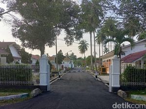 Hotmix Halaman Rumah Dinas Bupati Asahan Pakai Anggaran Pemeliharaan Jalan