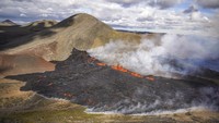 Dari kejauhan, terlihat uap sudah mulai naik dan lava yang mengalir dari gunung berapi Fagradalsfjall, Islandia, Rabu (3/8/2022).. Gunung berapi Fagradalsfjall ini terletak 32 kilometer arah barat daya Ibu Kota Reykjavik, tak jauh dari Bandara Internasional Keflavik.