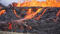 Sejumlah orang datang untuk melihat lava yang mengalir di gunung berapi Fagradalsfjall di Islandia pada Rabu (3/8/2022).