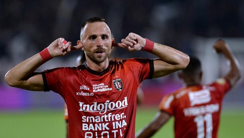 Pesepak bola Bali United Ilija Spasojevic berselebrasi usai mencetak gol ke gawang Rans Nusantara saat pertandingan Liga 1 di Stadion Kapten I Wayan Dipta, Gianyar, Bali, Kamis (4/8/2022). ANTARA FOTO/Fikri Yusuf/foc.