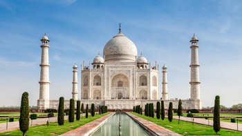 Meski terlihat seperti istana, Taj Mahal di Agra, India, adalah sebuah mausoleum, yang dibangun pada tahun 1631 oleh Kaisar Mughal Shah Jahan untuk memperingati istrinya Mumtaz Mahal, yang meninggal saat melahirkan.Dibutuhkan sekitar 20.000 pekerja dan 1.000 gajah untuk membangun bangunan marmer raksasa tersebut. Konstruksi dimulai pada tahun 1632 dan berlanjut selama dua dekade. Foto: Getty Images/iStockphoto/turtix